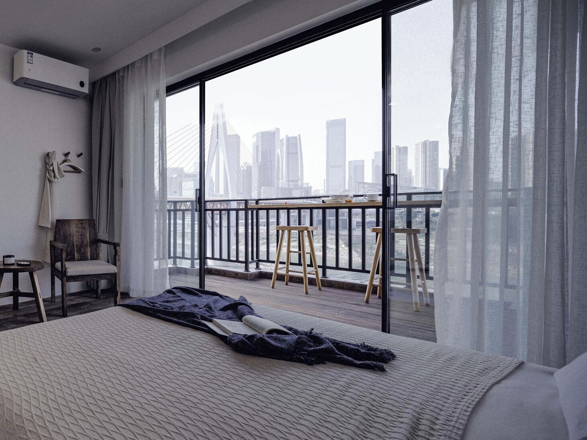Signature-Suite, Balkon, Flussblick | Hochwertige Bettwaren, Daunenbettdecken, Verdunkelungsvorhänge