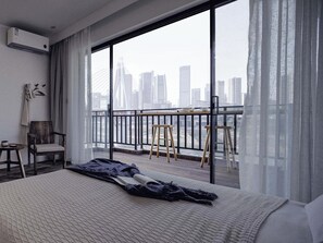 Suite Prestigio, balcón, vista al río | Ropa de cama de alta calidad, edredón y cortinas blackout 