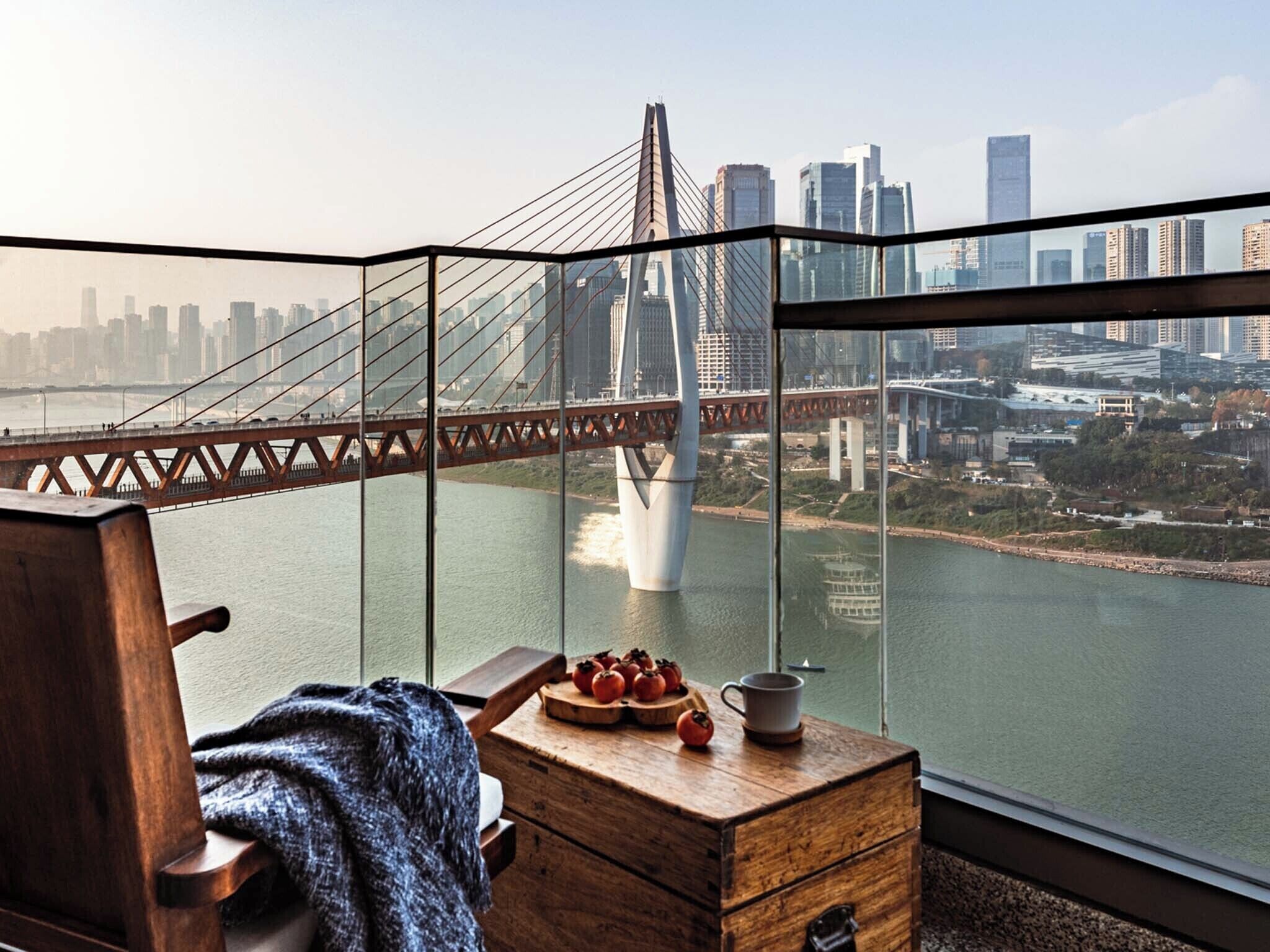 Una habitación con vista a un puente y al horizonte de la ciudad.