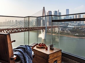 Una habitación con vista a un puente y al horizonte de la ciudad.