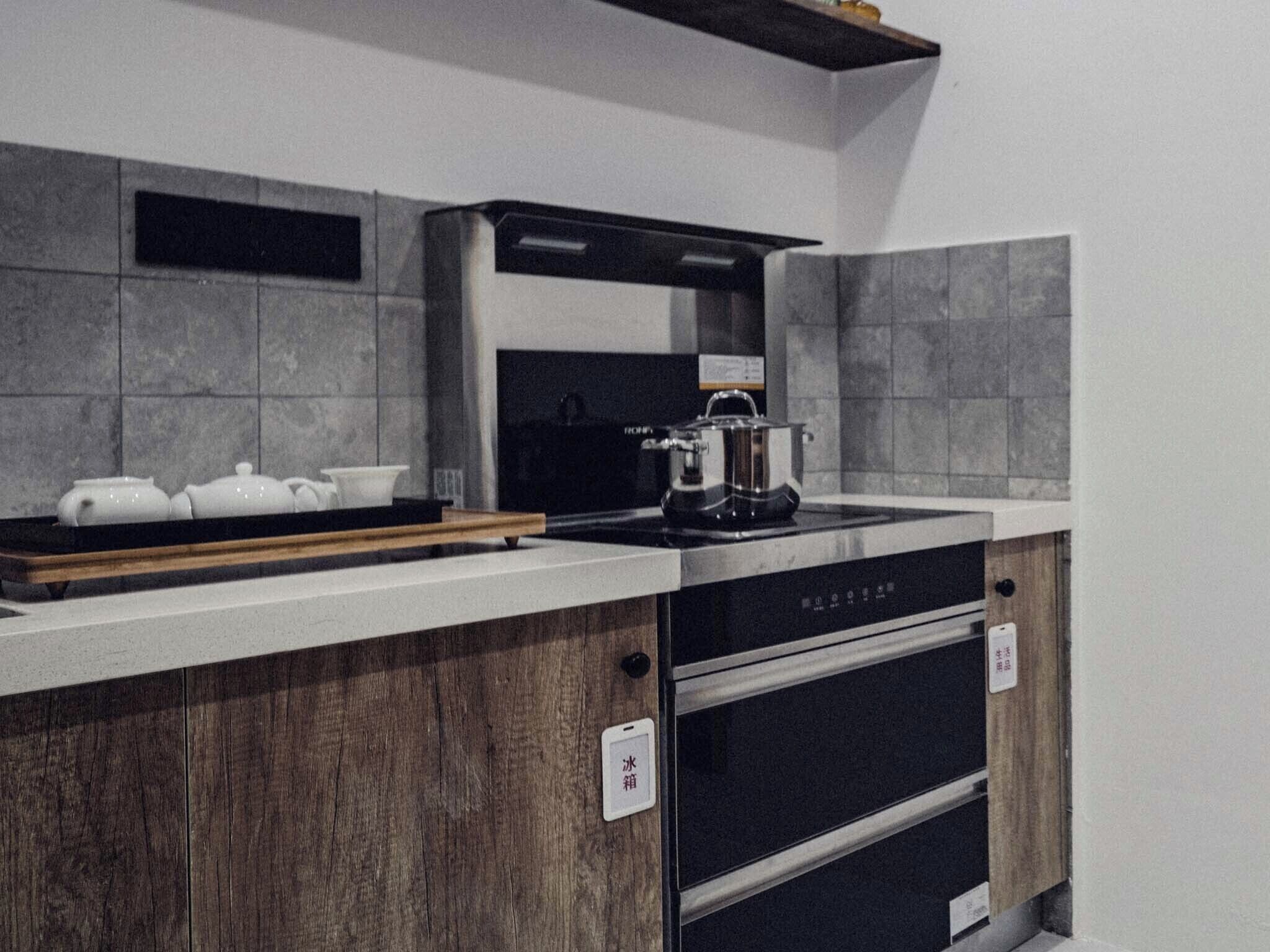 Signature Suite, Balcony, River View | Private kitchen | Coffee/tea maker, stovetop, electric kettle, cookware/dishes/utensils