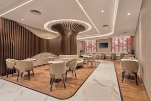 Um interior moderno com uma parede de madeira curvada, área de estar e um bar.