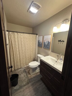 Hair dryer, towels, soap, shampoo - Charming condo in Mammoth Lakes perfect for your mountain getaway (Mammoth Lakes)