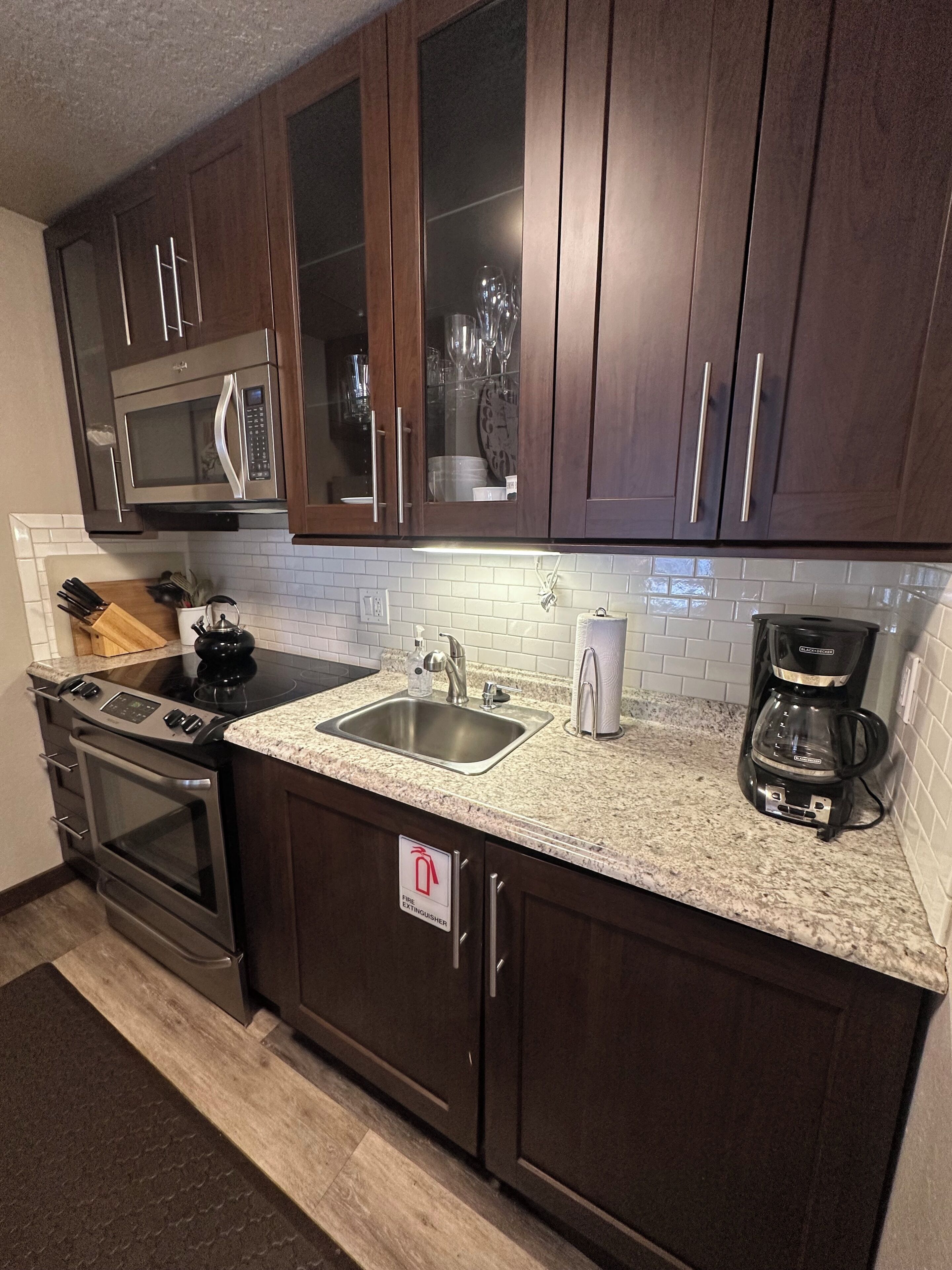 Coffee/tea maker, fridge, microwave, oven
