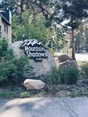 Property grounds - Charming condo in Mammoth Lakes perfect for your mountain getaway (Mammoth Lakes)