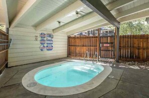 Outdoor pool - Charming condo in Mammoth Lakes perfect for your mountain getaway (Mammoth Lakes)