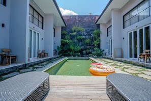 Outdoor pool - The Loloan Loft (Badung)