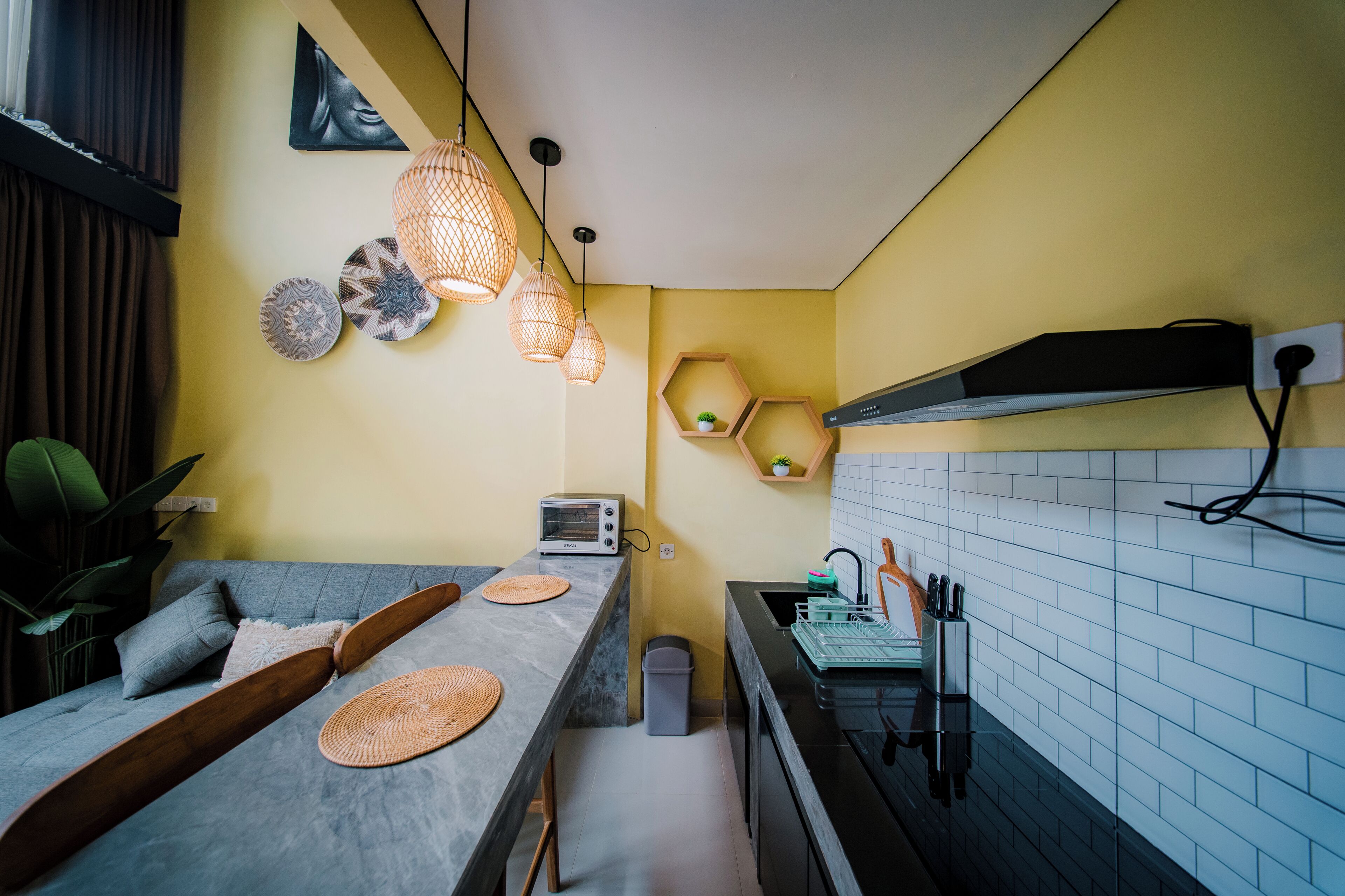 Loft superior, vista a la alberca | Cocina privada | Refrigerador, microondas y utensilios de cocina 