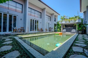 Outdoor pool - The Loloan Loft (Badung)