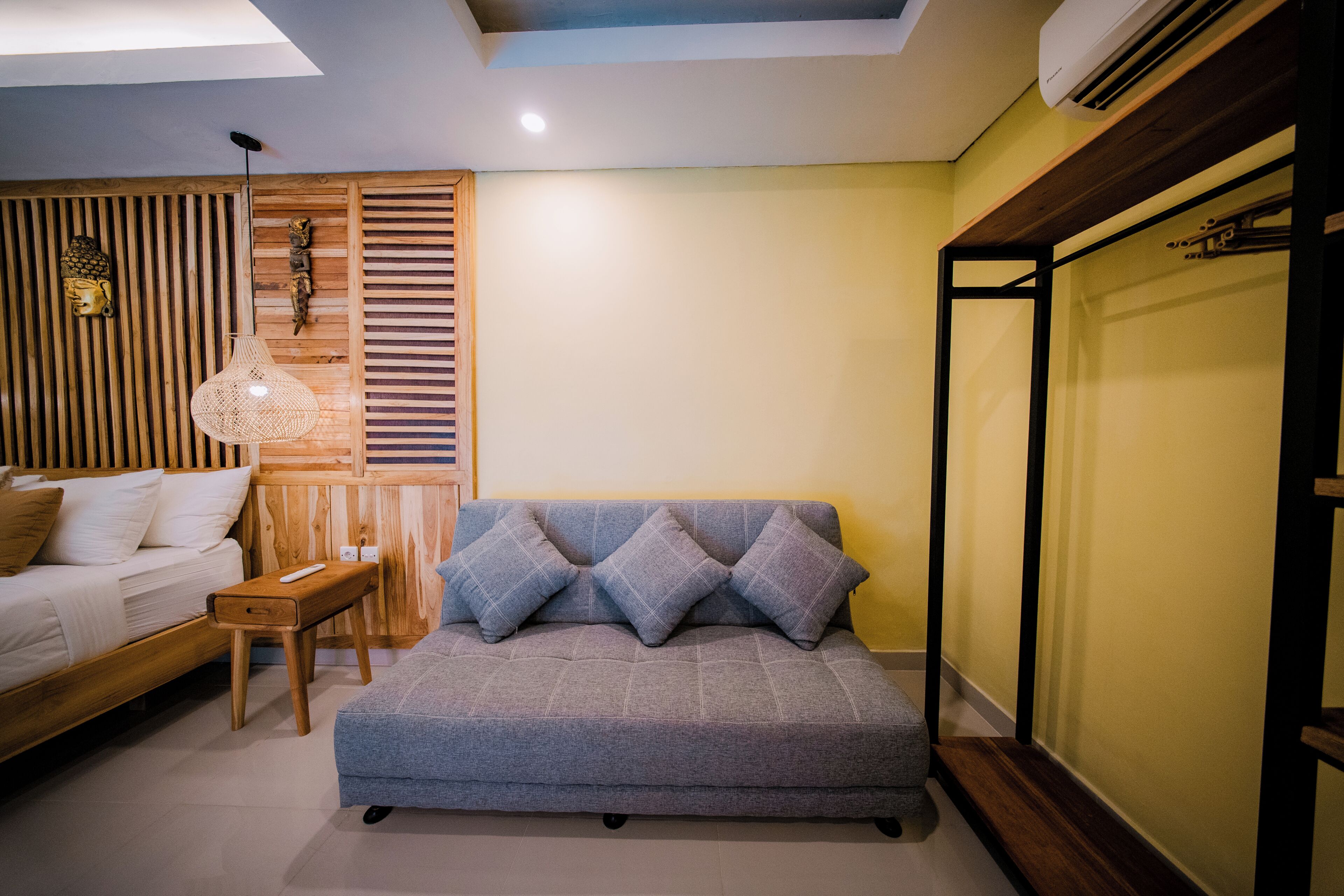 Loft Deluxe, vista a la alberca | Área de sala de estar | Televisión de 40 cm con canales digitales 