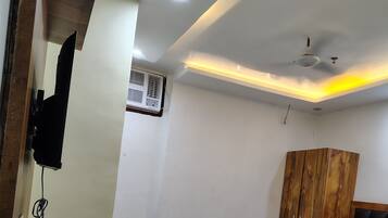 Superior Room | Desk, WiFi (free), bed sheets