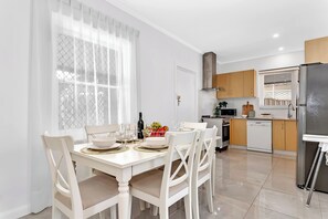 Dining - Paradise Living - Quiet Stay near Shops and City Links (Paradise)