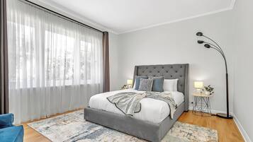 3 slaapkamers, een strijkplank/strijkijzer, wifi, beddengoed