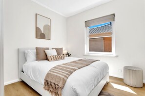 Room - Paradise Living - Quiet Stay near Shops and City Links (Paradise)