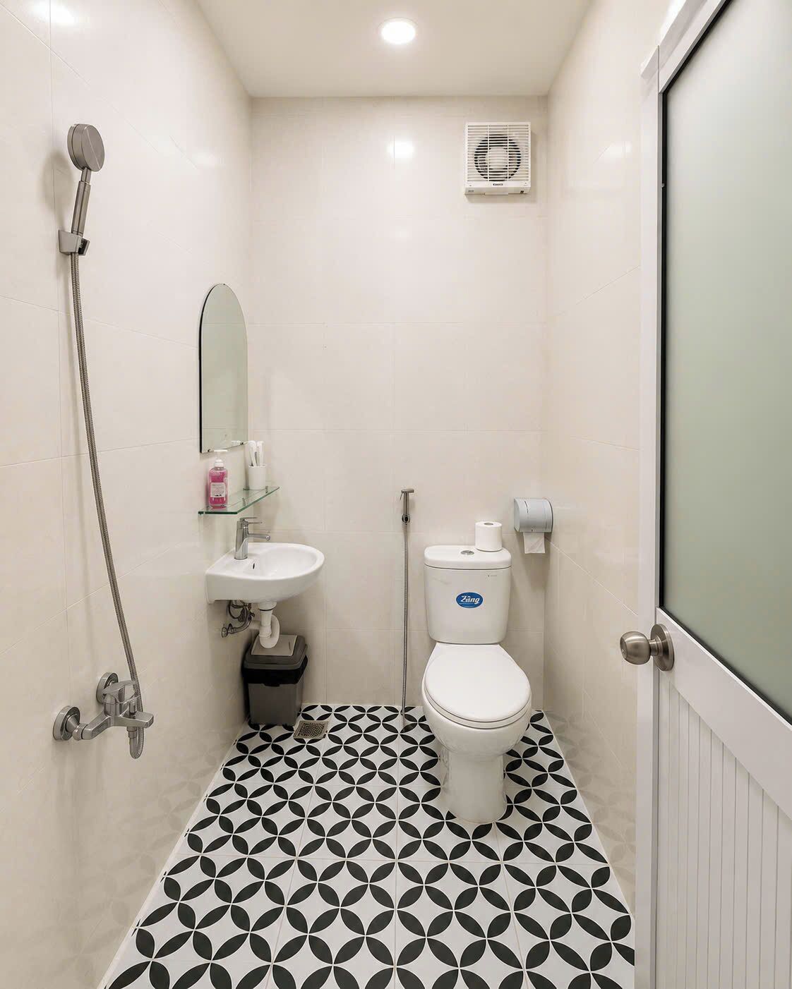Shower, pengering rambut, handuk, dan sabun