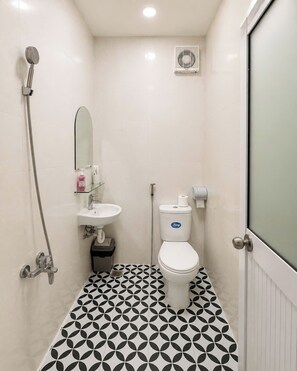Douche, sèche-cheveux, serviettes fournies, savon
