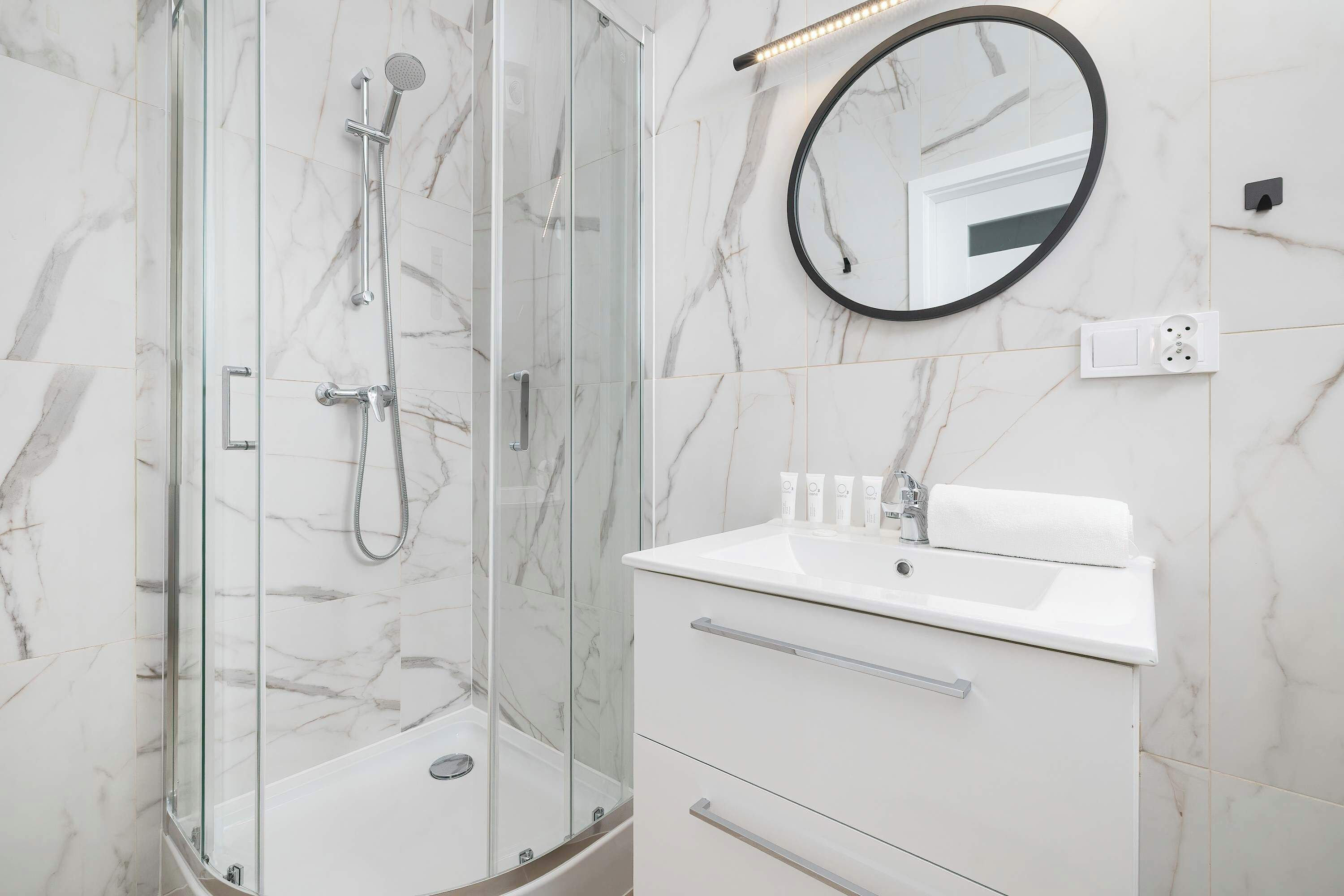 Shower, hair dryer, towels, shampoo