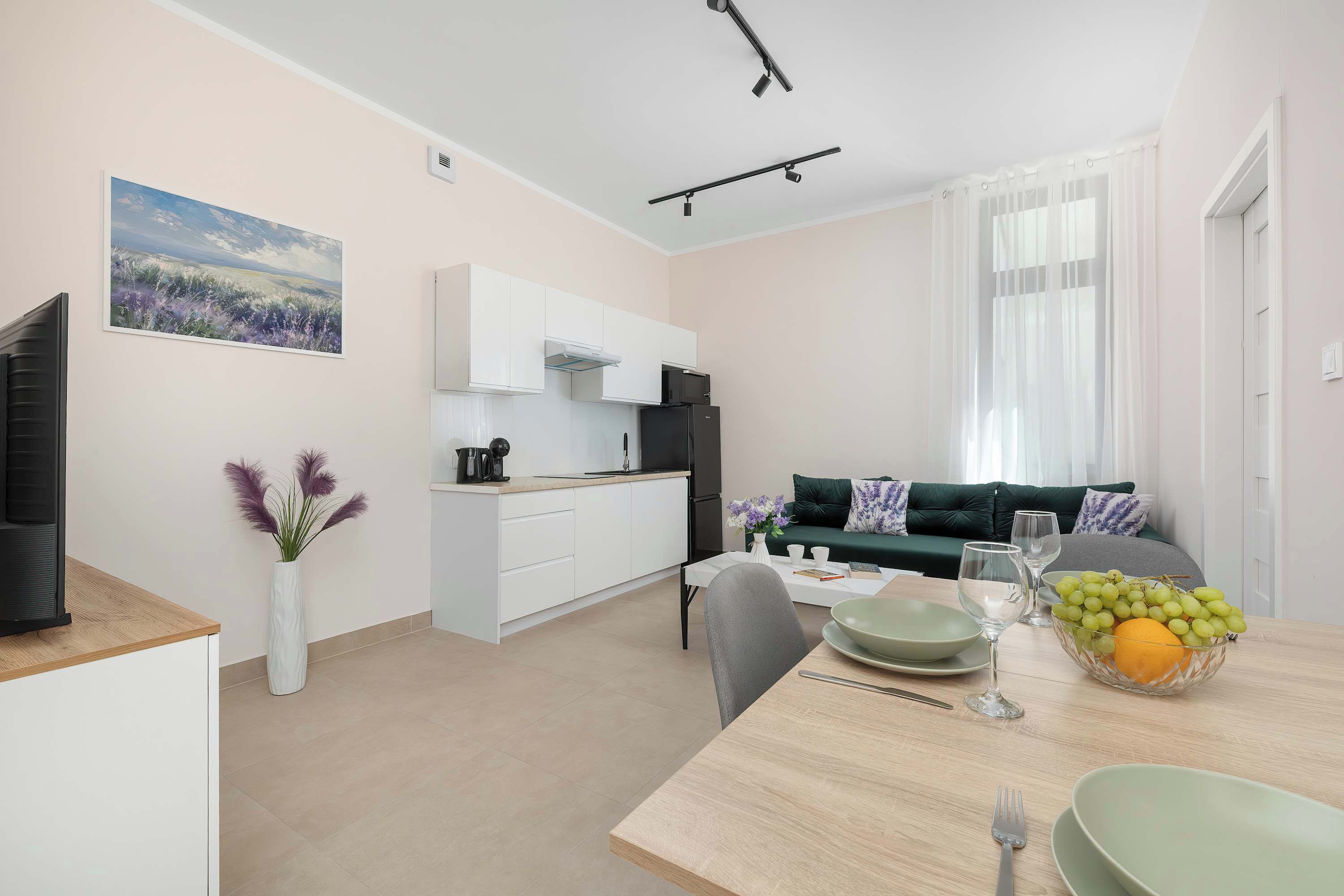 Un espacio de estar moderno con comedor, cocina y zona de estar.