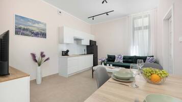 Un espacio de estar moderno con comedor, cocina y zona de estar.