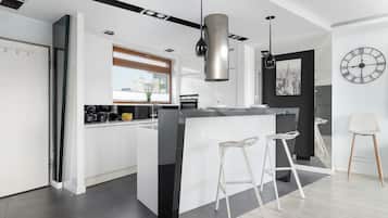 Coffee/tea maker, fridge, oven, stovetop