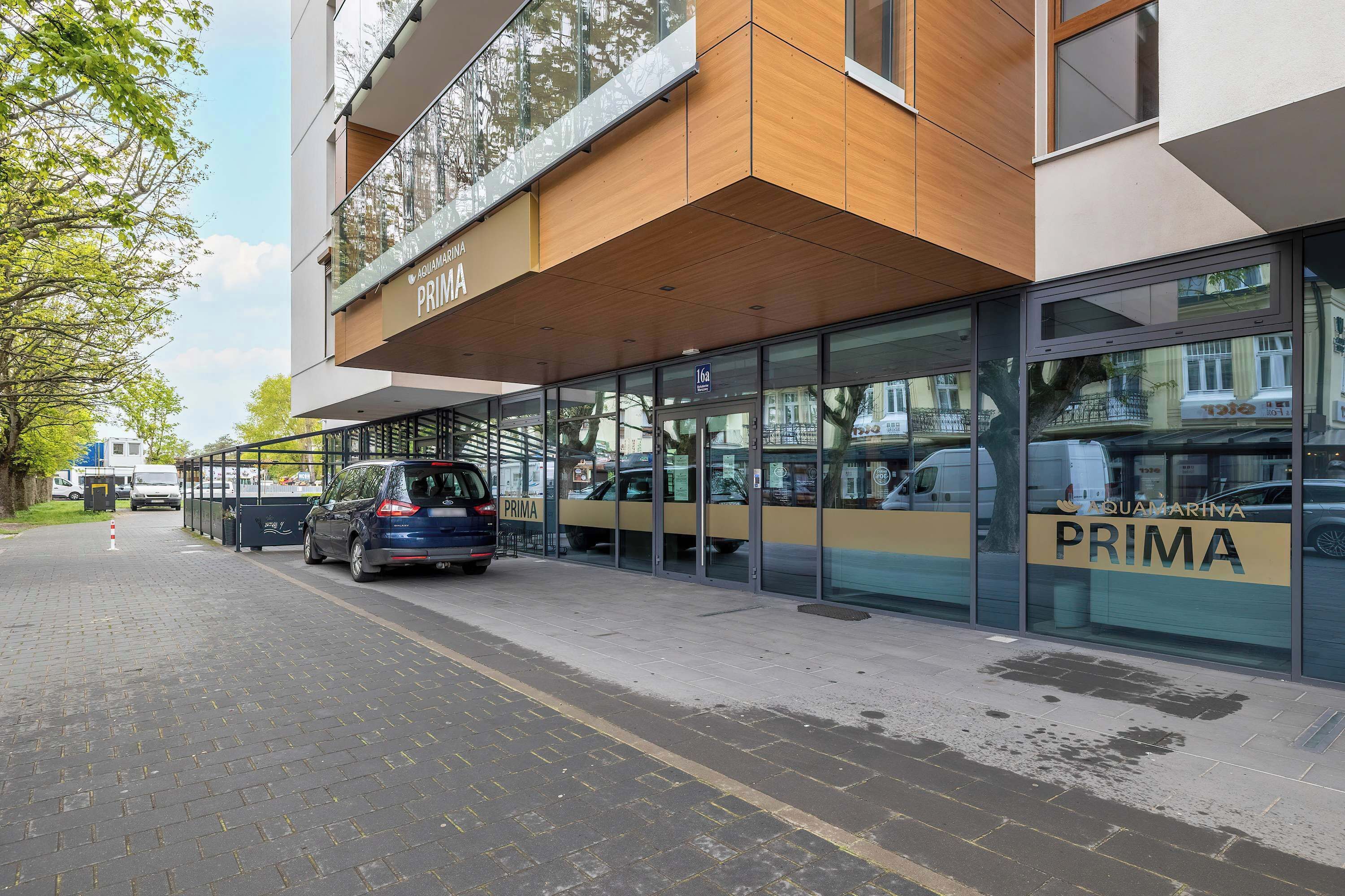 Un bâtiment moderne avec une façade en verre et le nom « PRIMA » affiché en évidence.