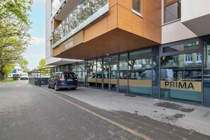 Un edificio moderno con fachada de vidrio y el nombre 'PRIMA' exhibido en un lugar destacado.