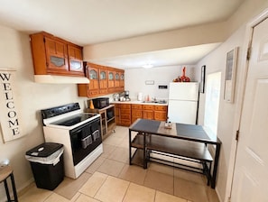 Cafetera y tetera, refrigerador, microondas y parrilla de estufa 