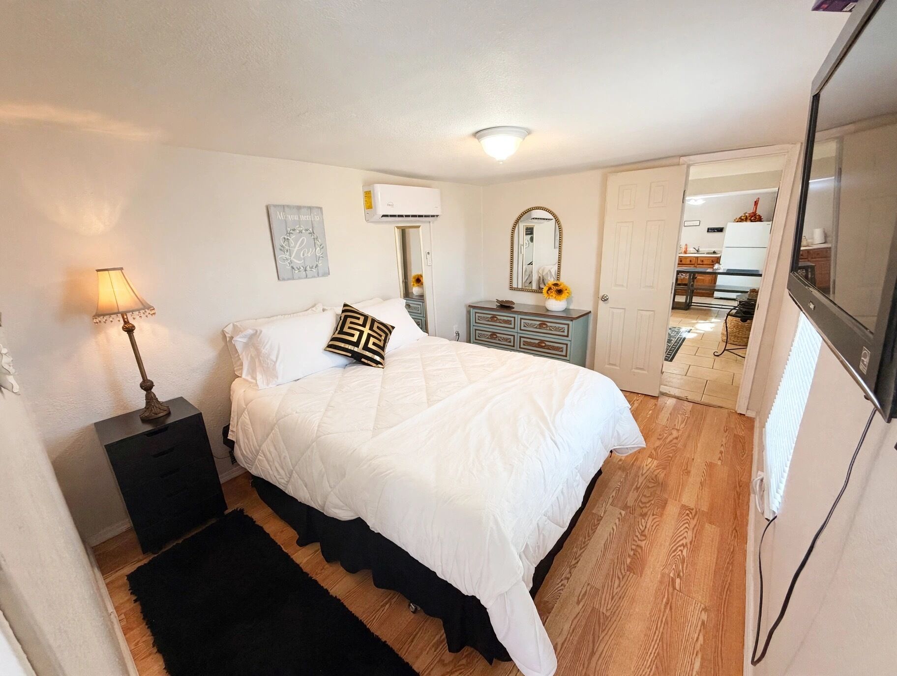 Iron/ironing board, internet, bed sheets