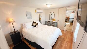 Iron/ironing board, internet, bed sheets