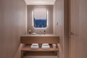 Kamar Double Superior | Kamar mandi | Shower, pancuran hujan, perlengkapan mandi gratis, dan pengering rambut