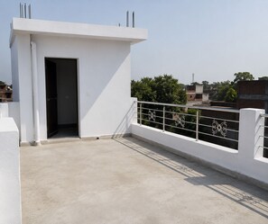 Property grounds - Prajapati Homestay | Family Friendly | Peaceful (Kanpur)