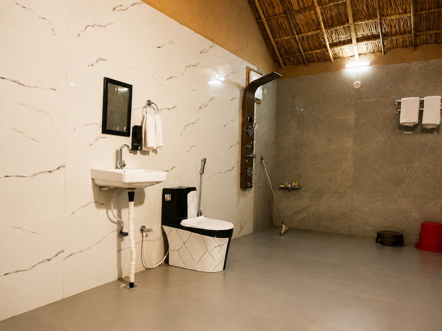 Une salle de bain avec des toilettes, un lavabo et une douche.