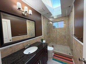 Bathroom - Lovely 4-bedroom house in Vancouver perfect for your next getaway (Vancouver)