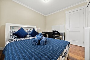 Une chambre à coucher avec un lit, un bureau et une chaise.