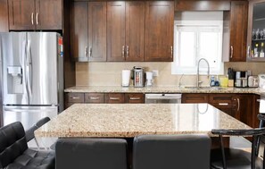 Private kitchen - Lovely 4-bedroom house in Vancouver perfect for your next getaway (Vancouver)