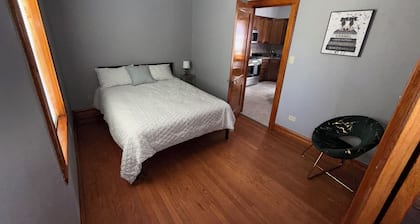 Chicago Gem Near Downtown Steps from La Catedral Café : Family and Pet Friendly