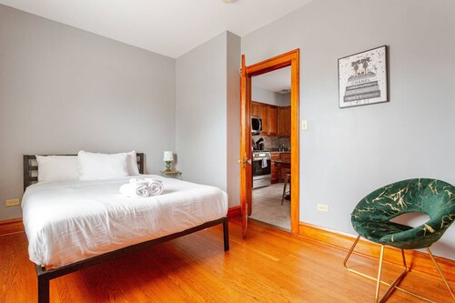 Chicago Gem Near Downtown Steps from La Catedral Café : Family and Pet Friendly