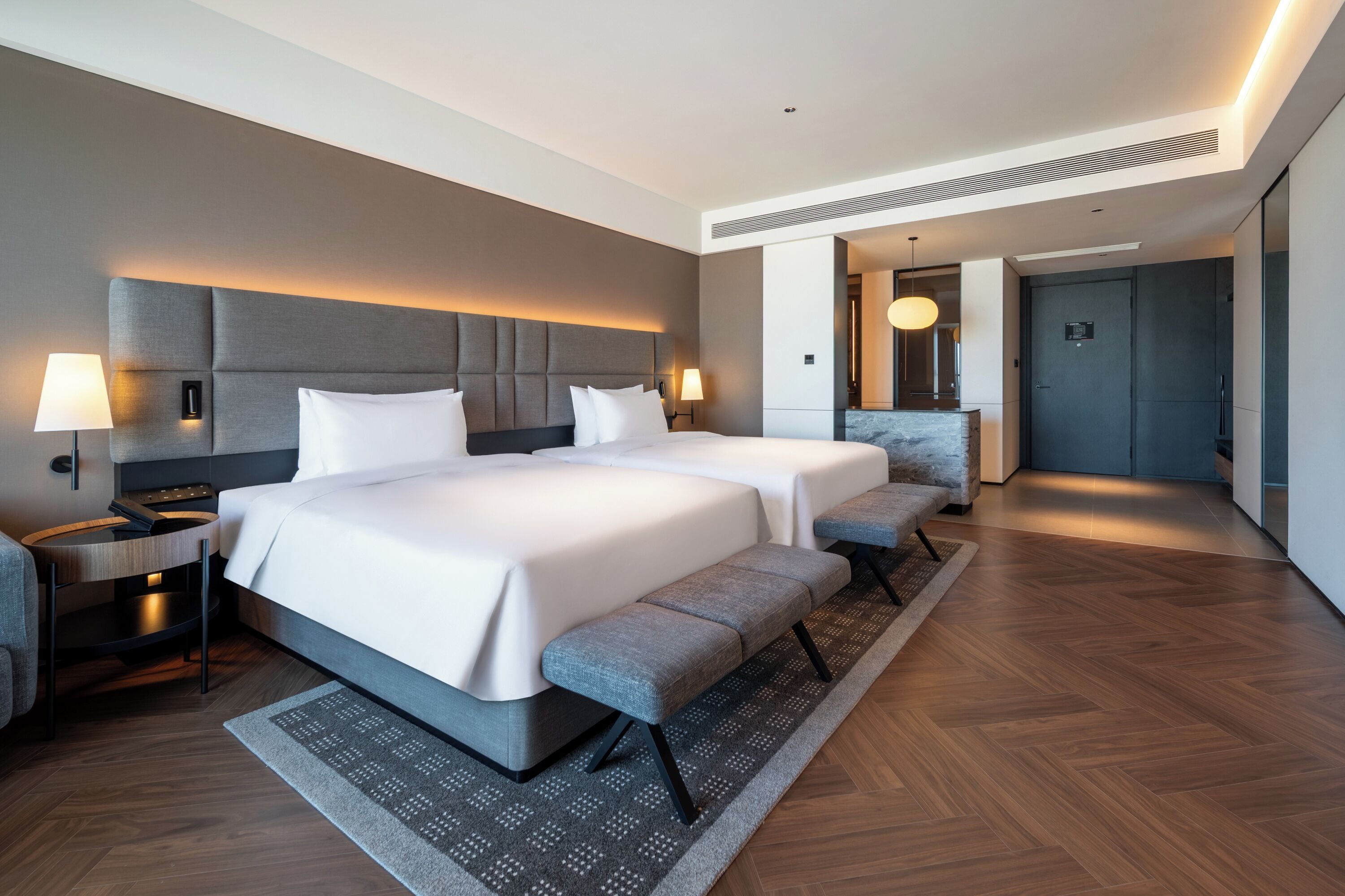 Minibar con artículos gratuitos, escritorio y cortinas blackout 