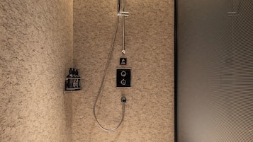 Eine Dusche mit Handbrause und einer fest installierten Bedienarmatur.