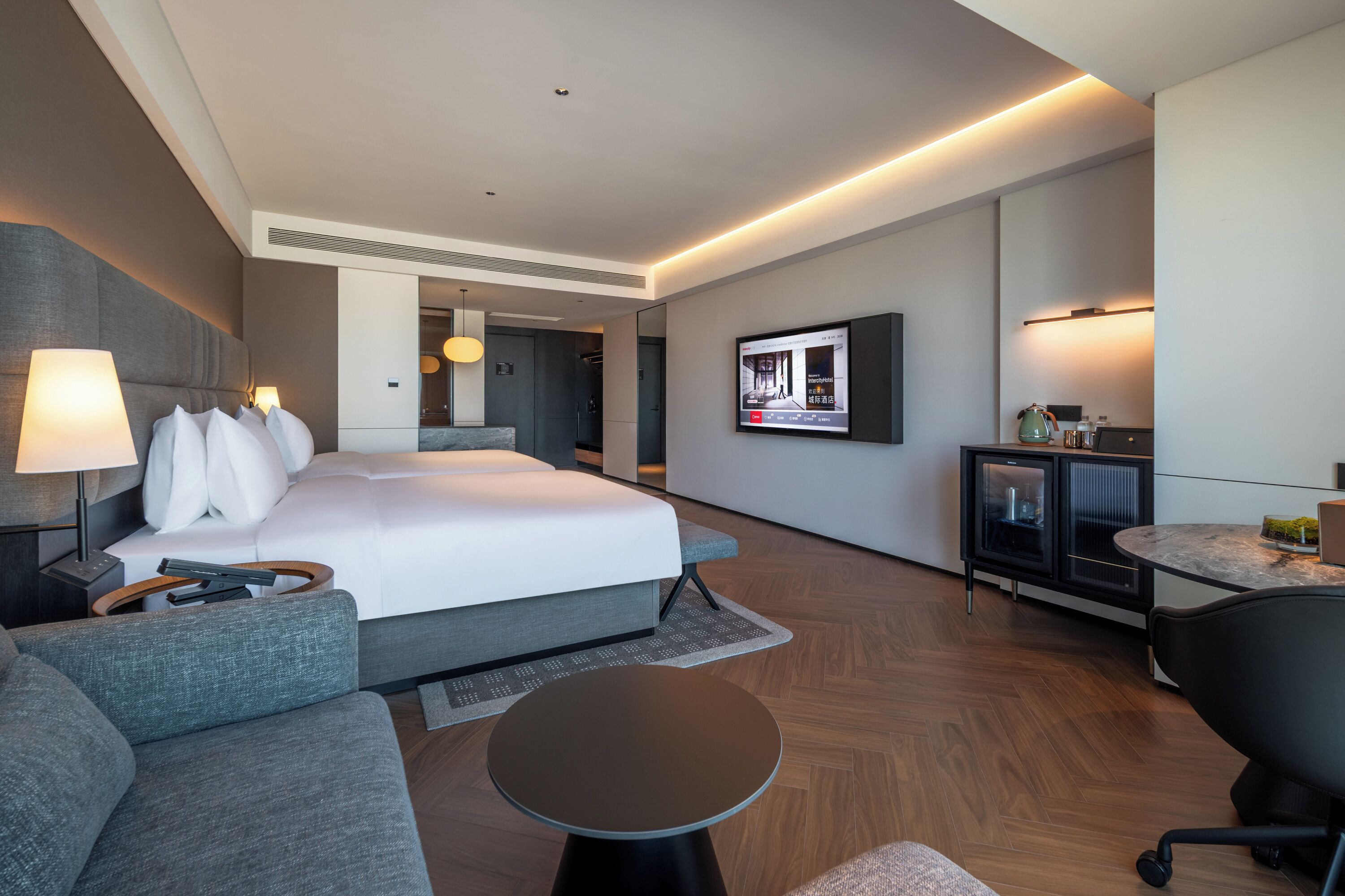 Standaard Twin kamer, uitzicht op rivier | Een gratis minibar, een bureau, verduisterende gordijnen