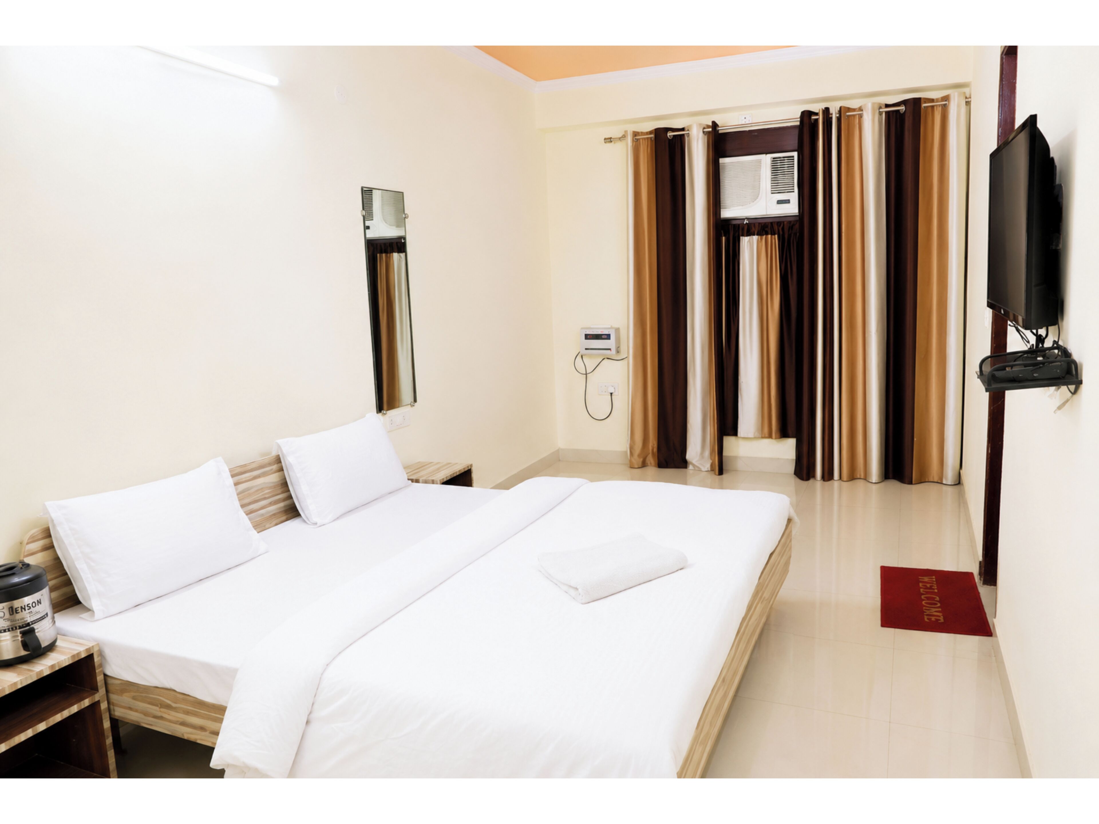 Deluxe Double Room, Multiple Beds, Air conditioning | Hypo-allergenic bedding, desk, soundproofing, free WiFi