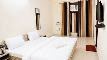 Deluxe Double Room, Multiple Beds, Air conditioning | Hypo-allergenic bedding, desk, soundproofing, free WiFi