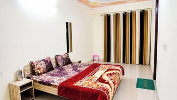 Deluxe Double Room, Multiple Beds | Hypo-allergenic bedding available, desk, soundproofing, WiFi (free)