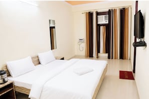 Phòng đôi Deluxe, nhiều giường, máy điều hòa | Bộ đồ giường kháng dị ứng, bàn, phòng cách âm 