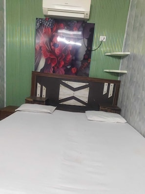 Deluxe Double Room - Hotel Tejas Inn (Varanasi)