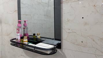 Shower, handuk, sabun, dan sampo