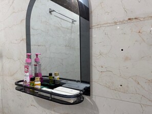 Regadera, toallas, jabón, shampoo
