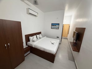 Suite estudio familiar | Escritorio y espacio para trabajar con laptop