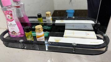 Shower, handuk, sabun, dan sampo