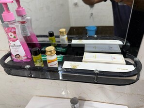 Regadera, toallas, jabón, shampoo